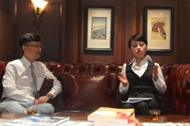 这个东北女孩，在英国上演逆袭童话，查尔斯王子曾找她定制礼服