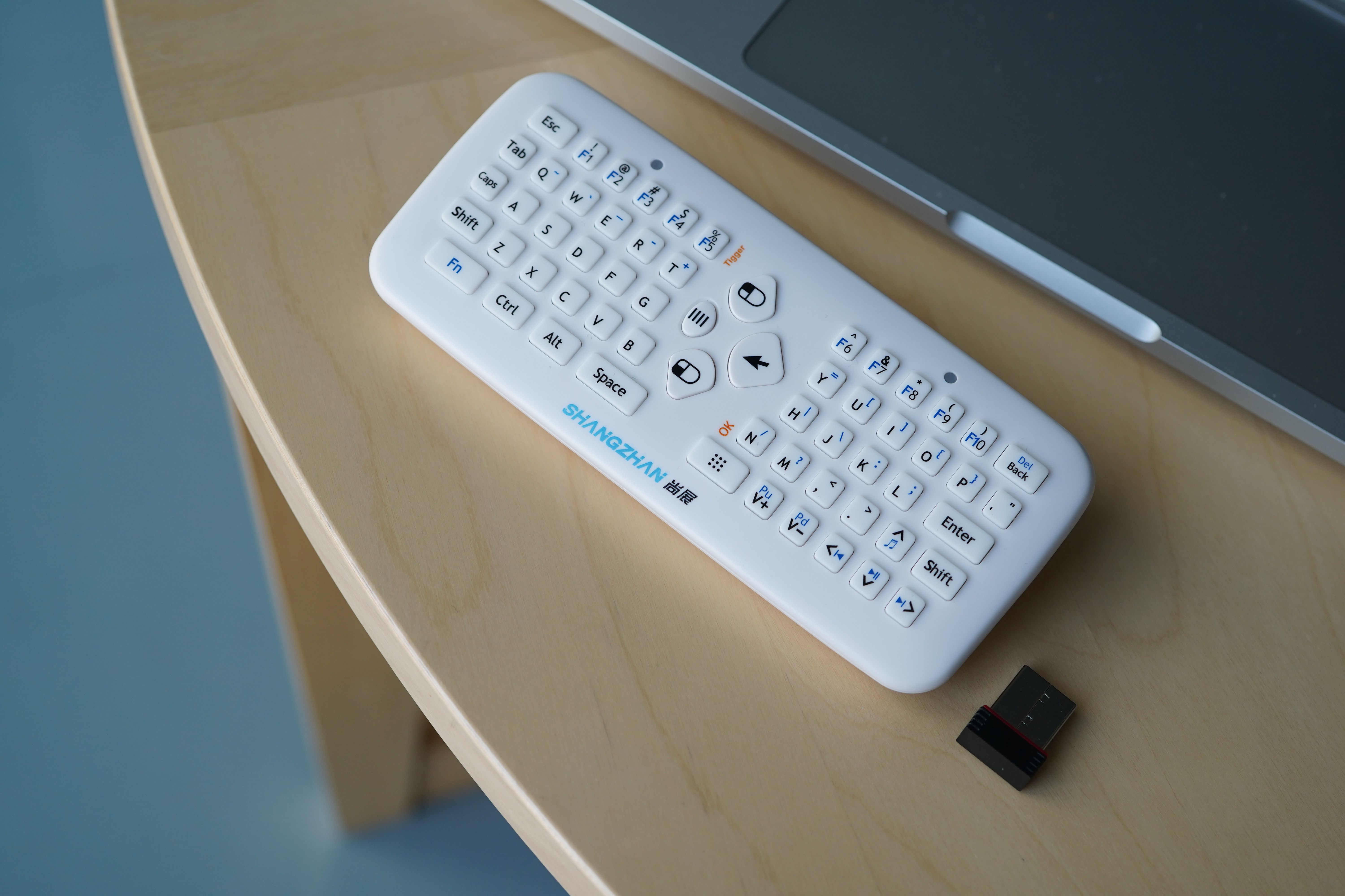尚展F2S键鼠，既是鼠标又是键盘，还是体感游戏手柄，好神奇