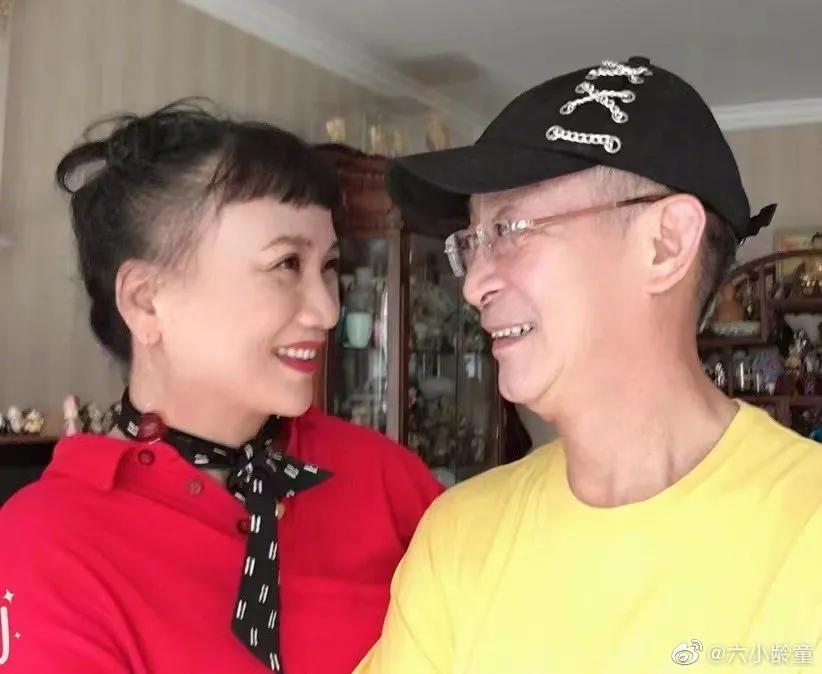 六小龄童庆结婚34年：反目恩师批评同行毁誉参半，妻子一路相陪