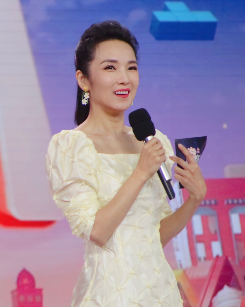 管彤：26岁进央视，41岁结婚，42岁当高龄产妇，今51岁被宠成公主