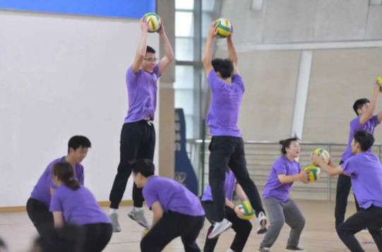 最怕空气突然安静，大学体育课两男生一组跳舞，网友：敢不敢对视