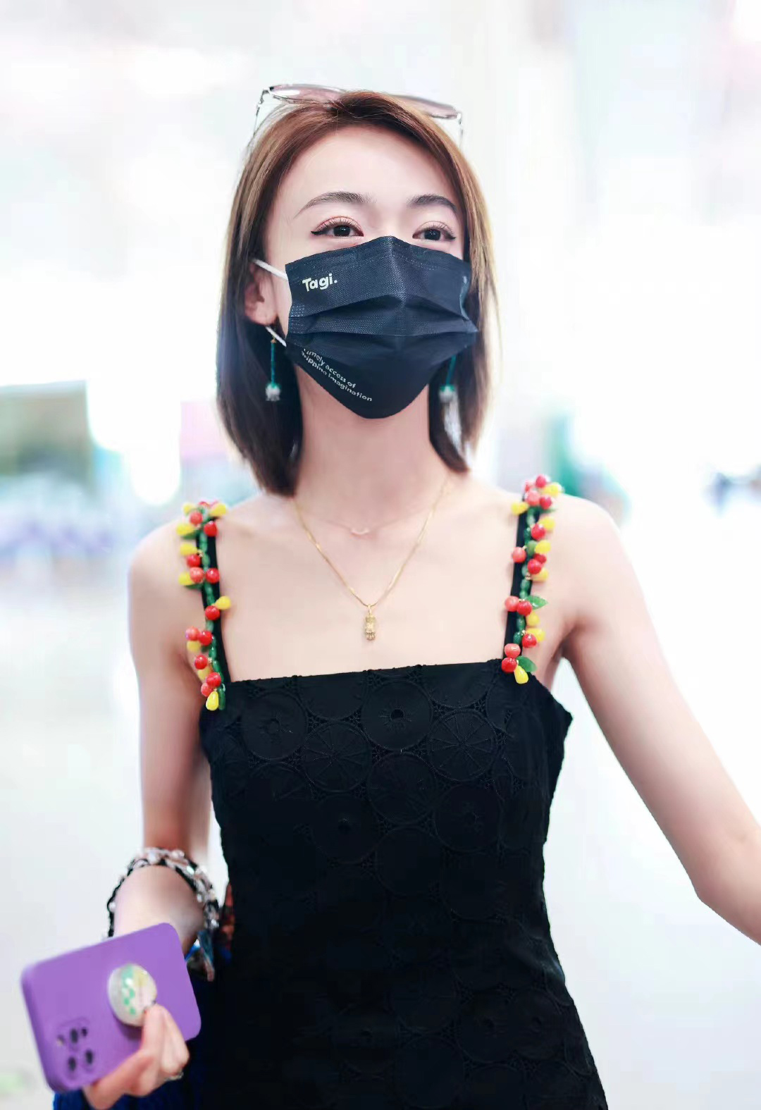 吴谨言黑色吊带连衣裙穿出多彩青春范儿，精致时尚，充满夏季氛围