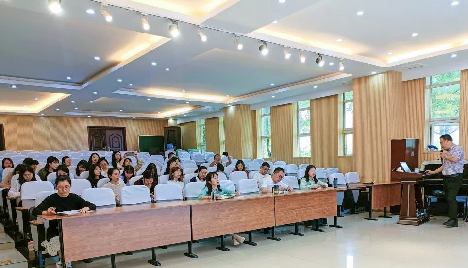 区教科院小学语文教研员付建勇主任开展推进小学阅读实践专题讲座