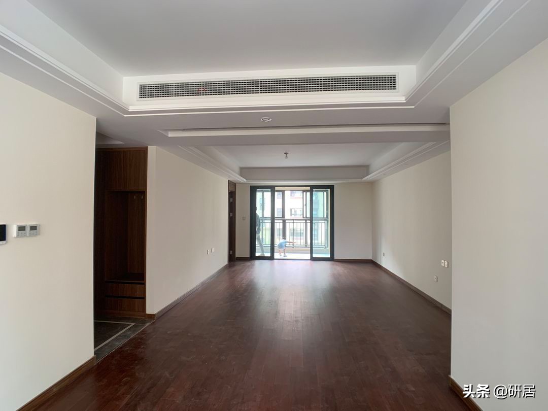 70后大叔的新家，不要门框和踢脚线，全屋化繁为简，氛围清净自然