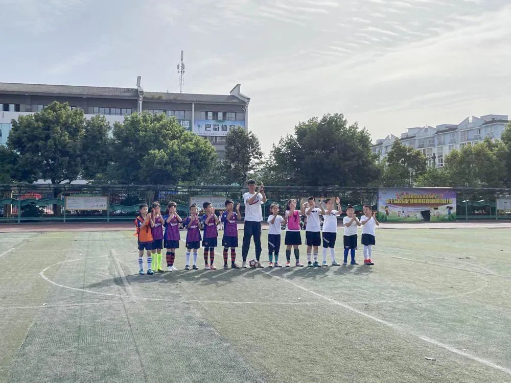 双流区迎春小学举行第七届校园足球班级联赛暨啦啦操比赛颁奖仪式