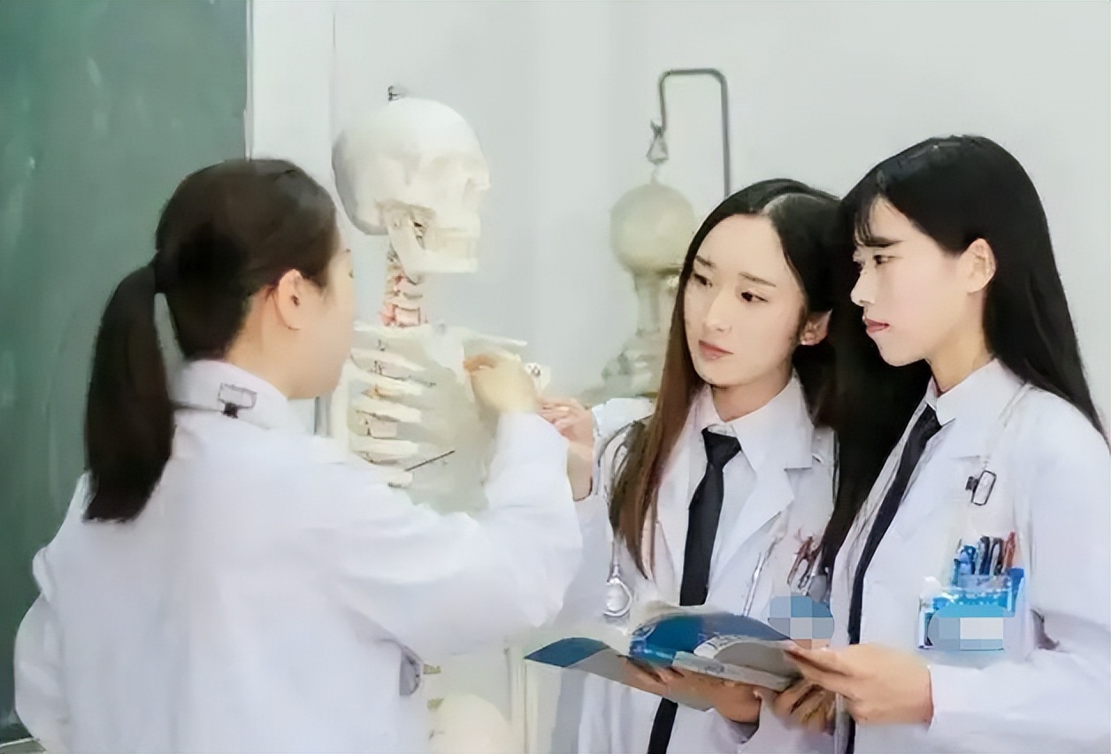 毕业后想成为医生，3个“伪医学”专业不要选，考生要慎重