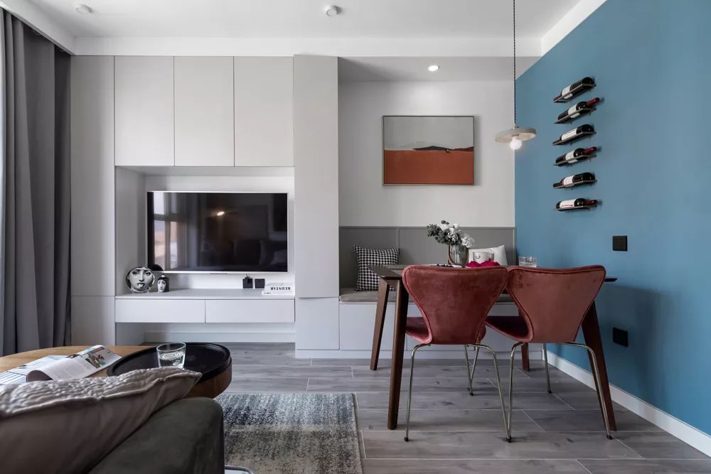 63平简约风小户型二居室，卧室里还挤出了衣帽间