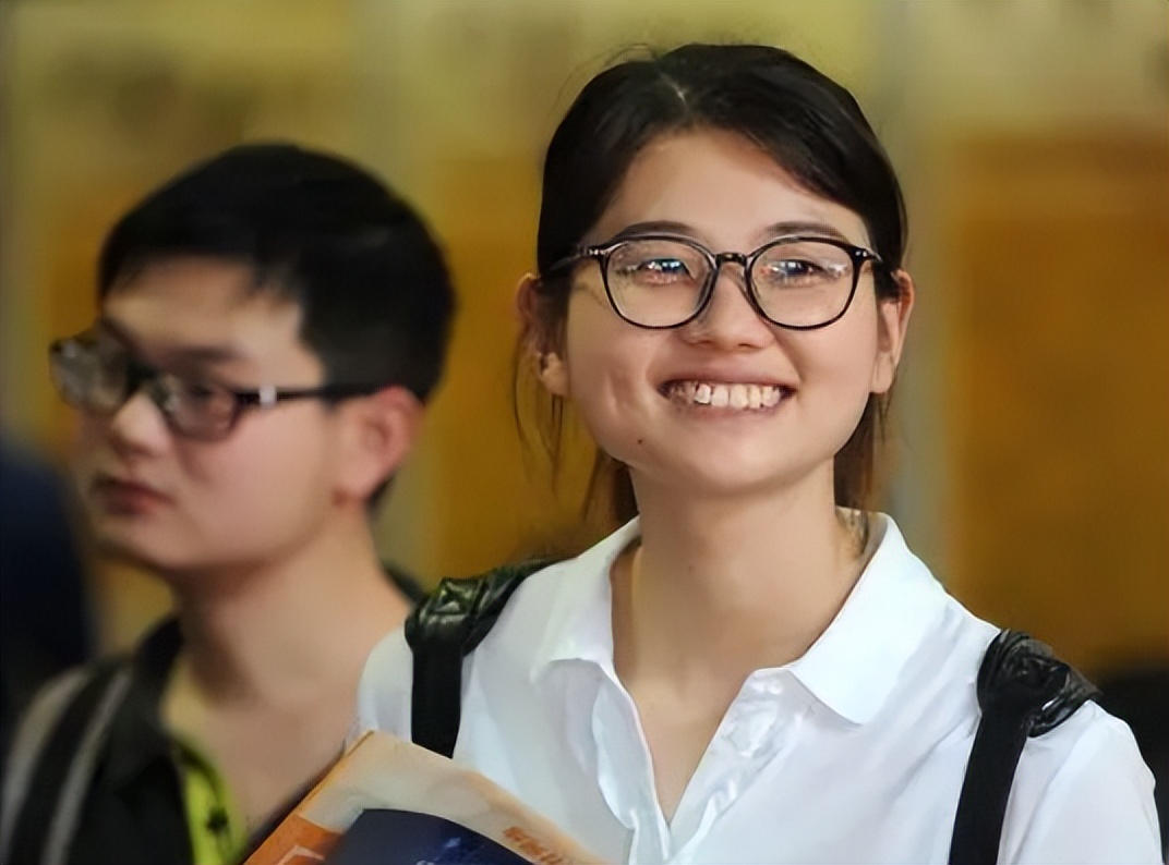 从专科生到北大研究生，一路上“披荆斩棘”，结果却不被网友认可