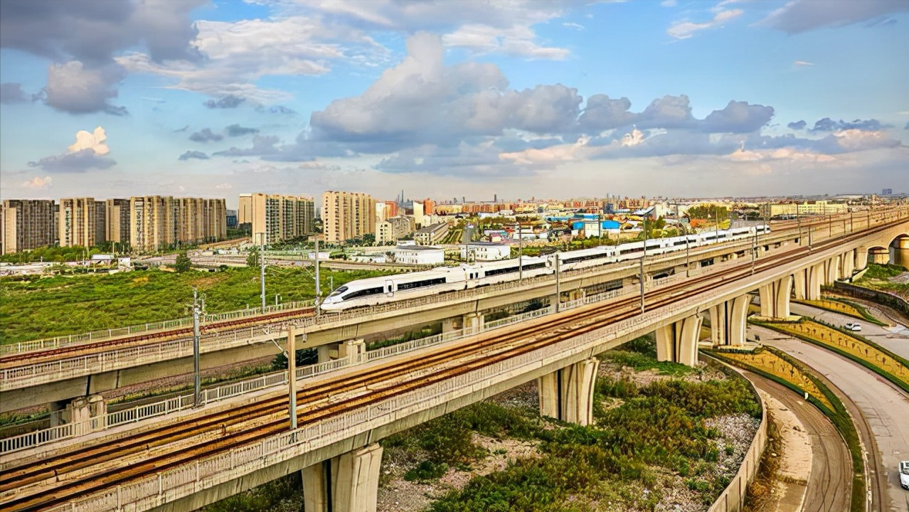 高铁和动车有什么区别？是一样车吗？它们之间是路和车的关系