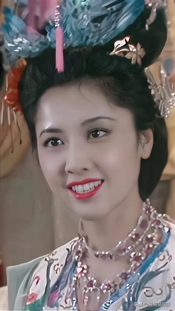 朱琳：端庄优雅，气质古典
