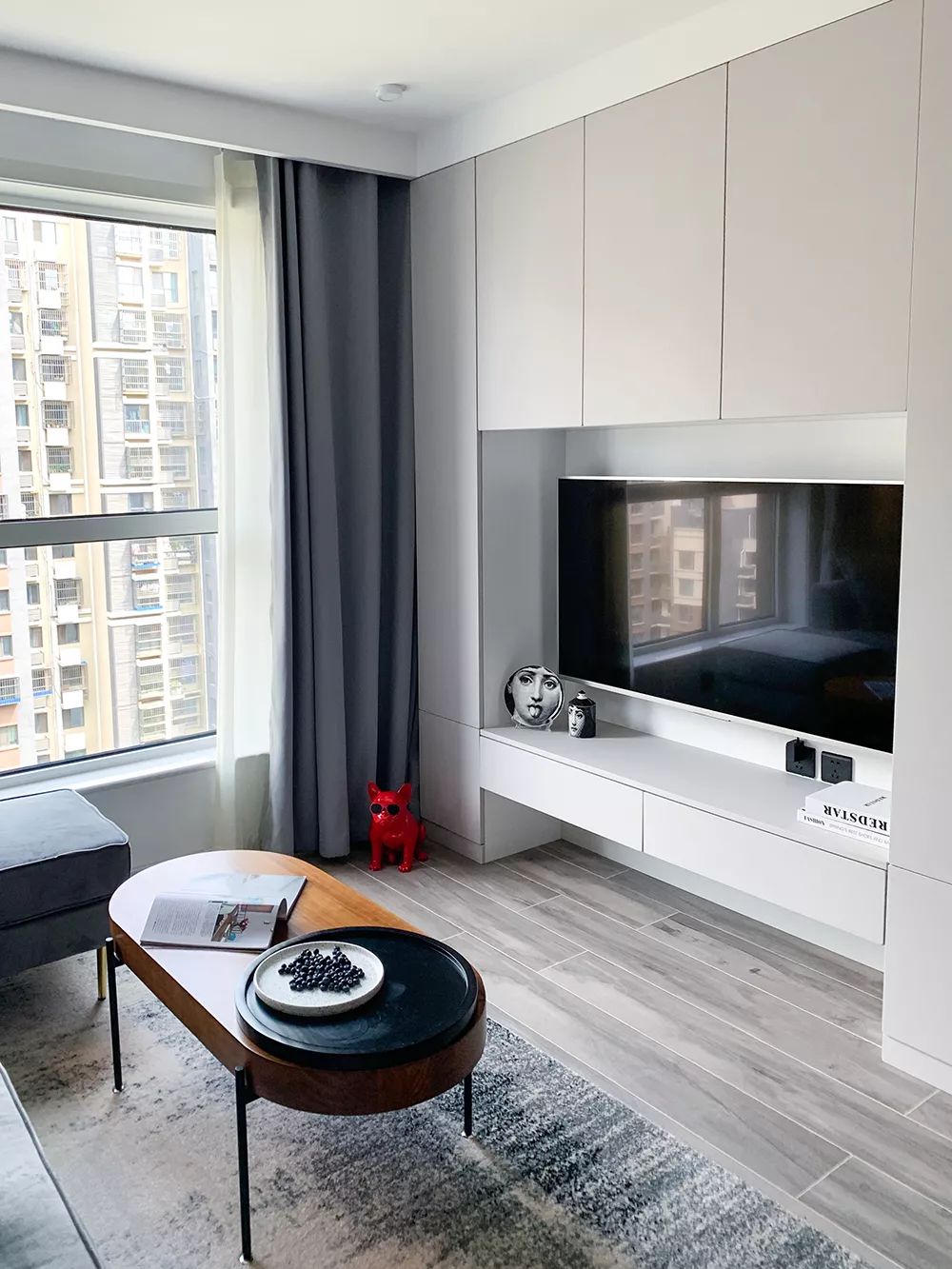 63平简约风小户型二居室，卧室里还挤出了衣帽间