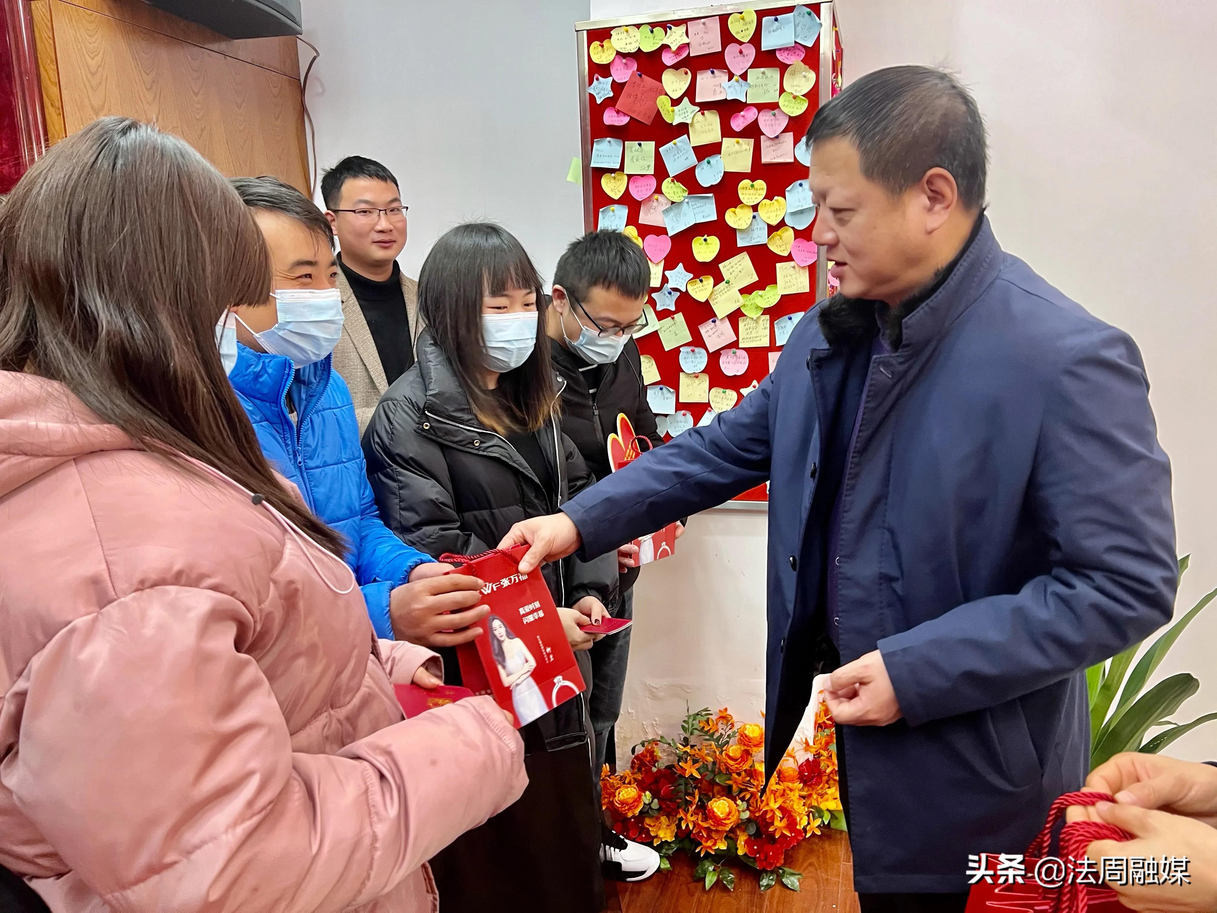 澧县举办“新年新婚俗 新人幸福长”2022元旦集体颁证仪式