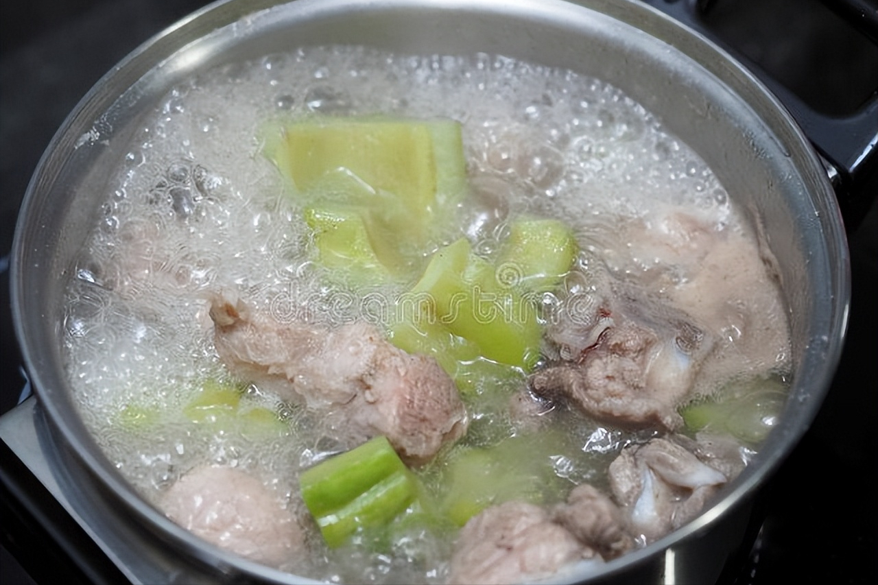 广东人煲汤有一手，苦瓜汤这样做，甘甜清润鲜香，不发苦不油腻
