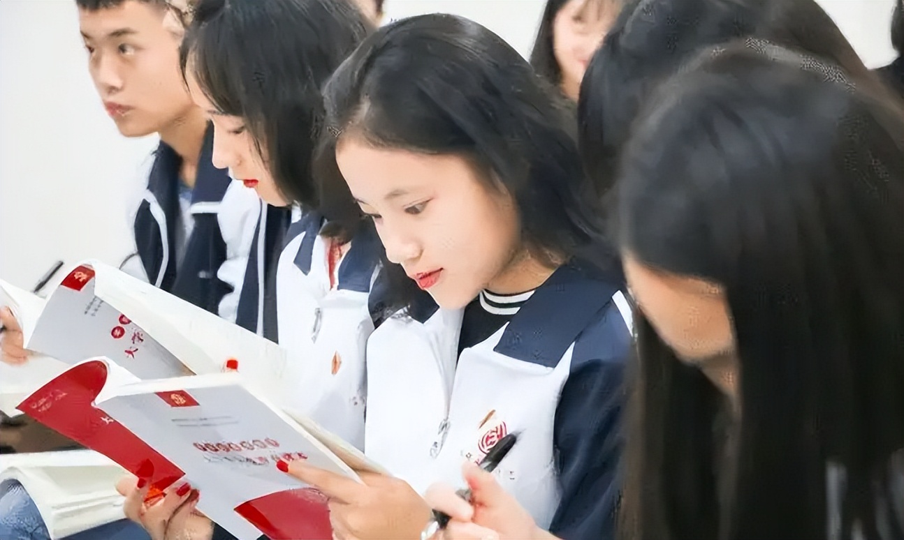 大学生入党谁有“决定权”？并非是辅导员，大四学长告诉你真相