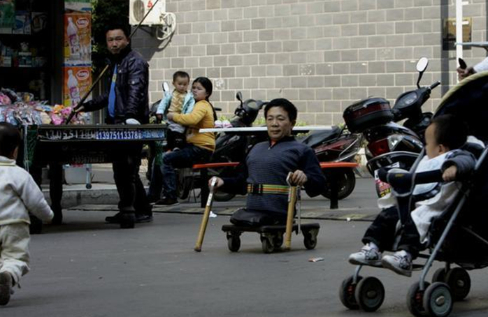 “半截人”彭水林：身体因车祸只剩78厘米，“重生”后回报社会