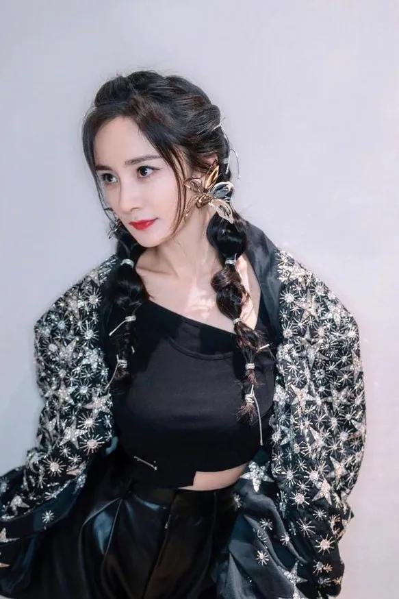 杨幂双尾麻花辫少女风—清新装扮，青春靓丽，俏皮灵动