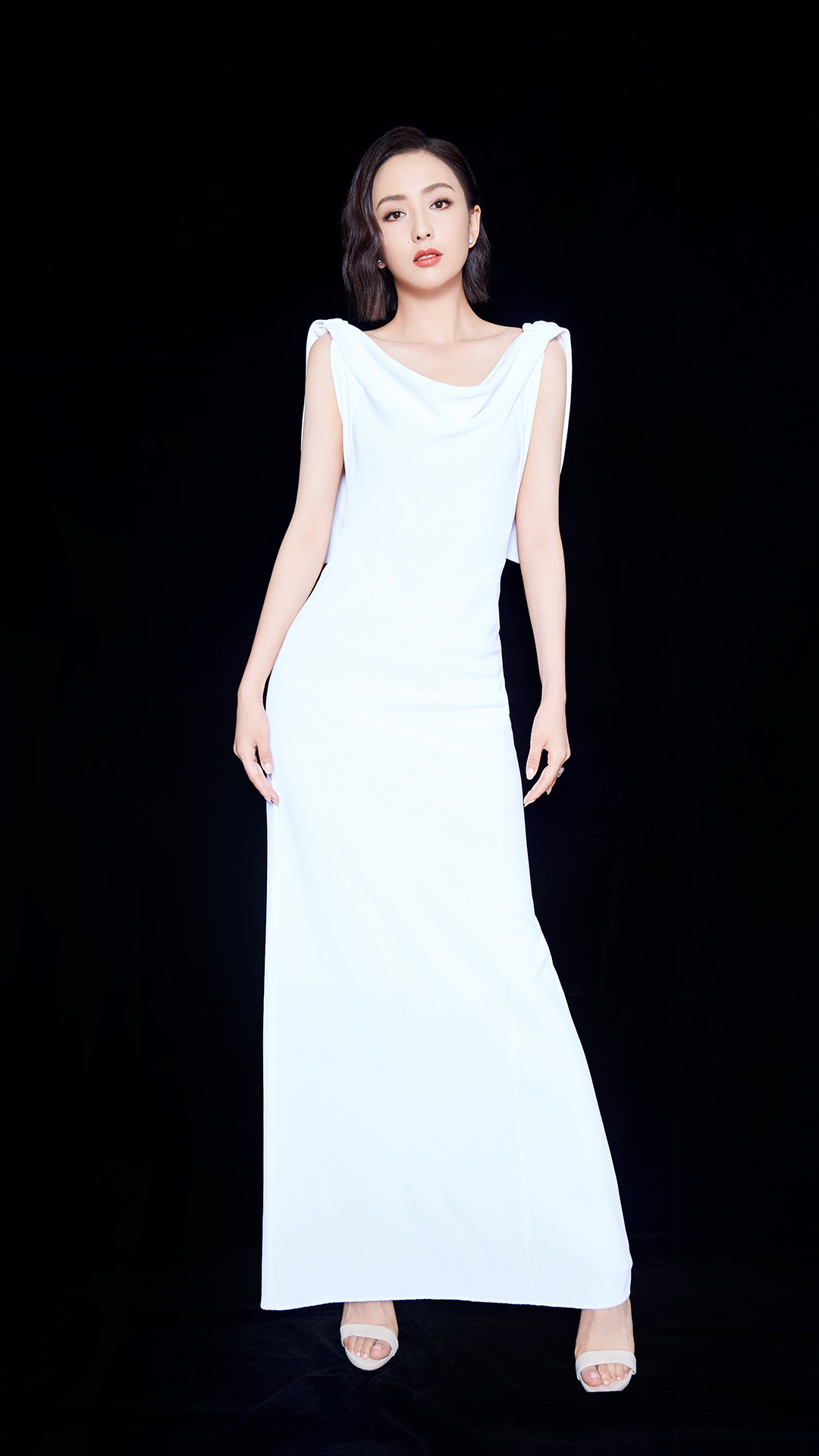 佟丽娅穿刺绣白裙气质清雅 一头微卷短发精致时髦