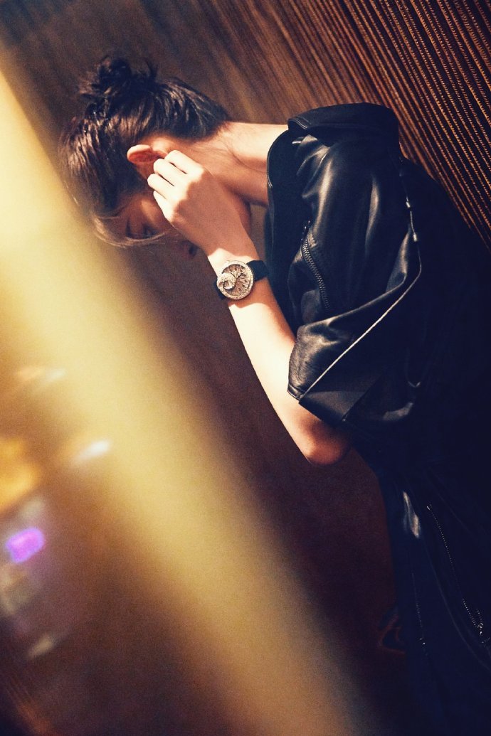 唐艺昕黑色皮质连衣裙配超长流苏耳环时尚写真