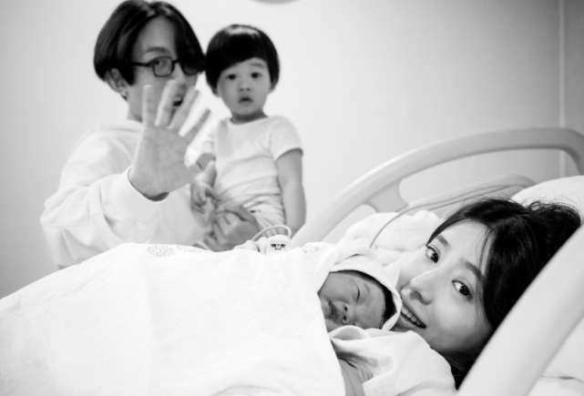 林宥嘉陪老婆儿女公园玩耍，抱儿子爬梯子，还帮孩子洗餐具超温柔