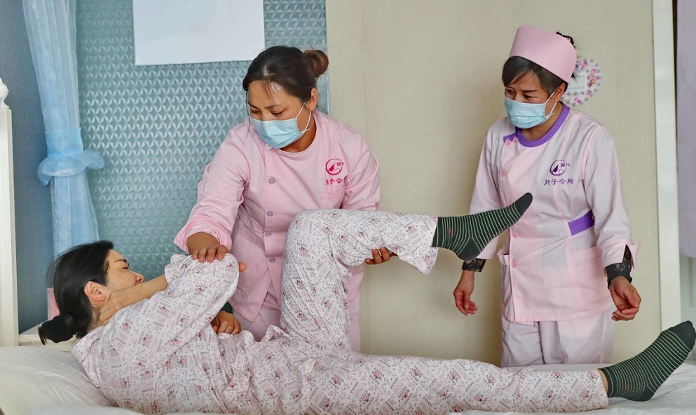 同班同学，一个25岁生娃，一个35岁生娃，10年后完全是两种生活