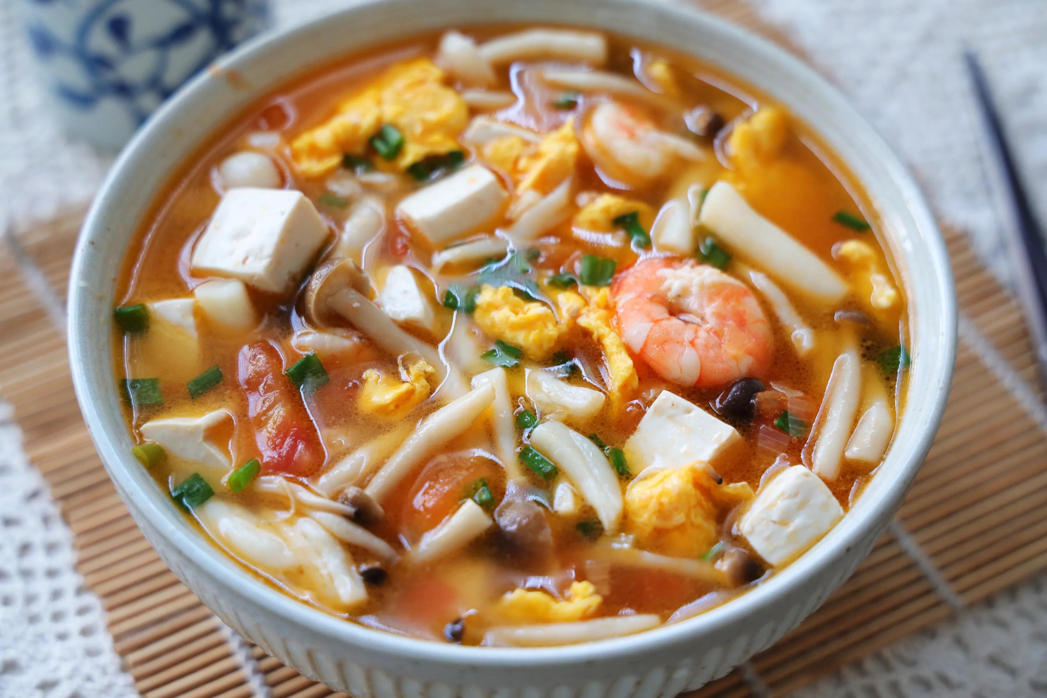 天气凉了，来一碗超鲜美的菌菇汤，全身暖呼呼不怕冷，做法超简单