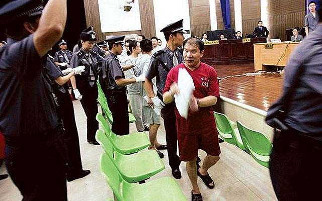 05年审判陈毅锋时欲抹黑执法部门，声称遭受私刑：被吊了15个小时