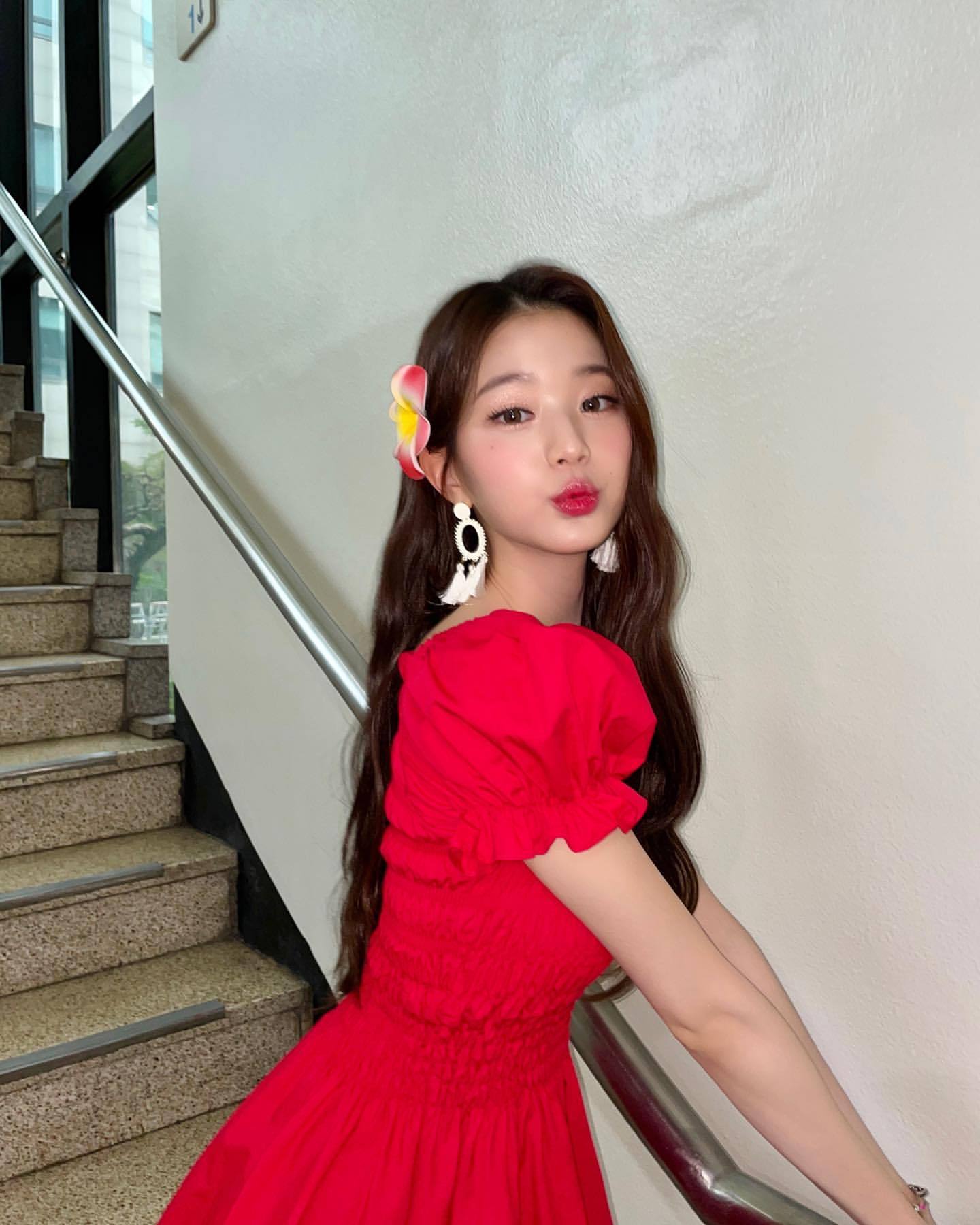 ive张元英晒红裙美照秀出173厘米模特般身材超细的大长腿吸睛