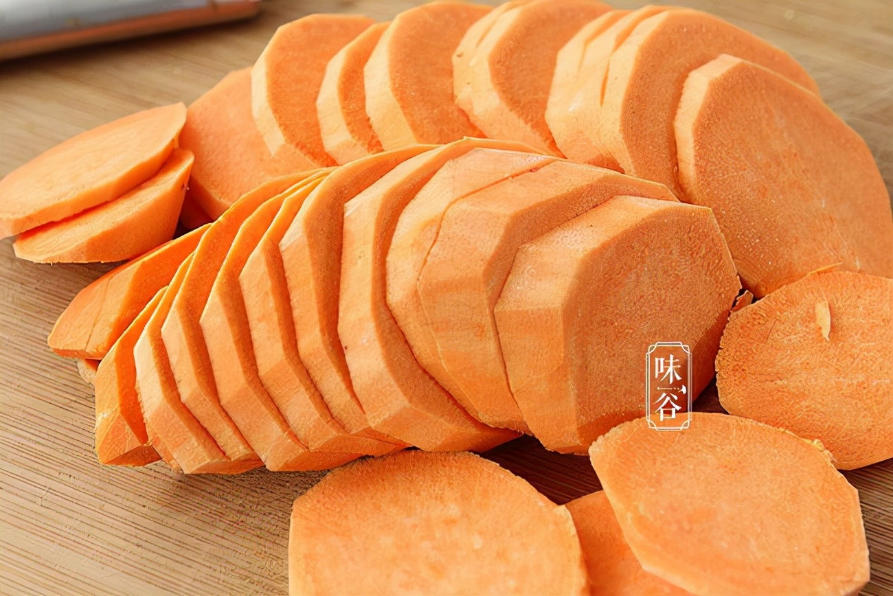 冬天红薯学会这样做，不煮不炸，酥软香甜又解馋，孩子们吃嗨了