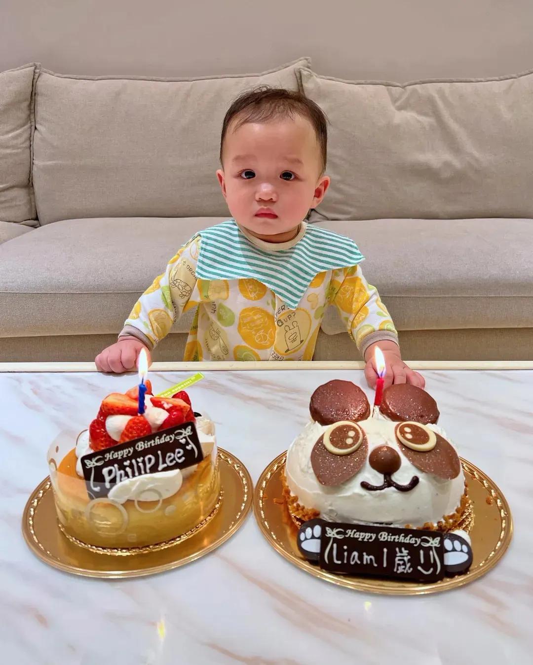 胡杏儿老公晒照为小儿子庆生，1岁奕宏模样呆萌可爱，很像俩哥哥