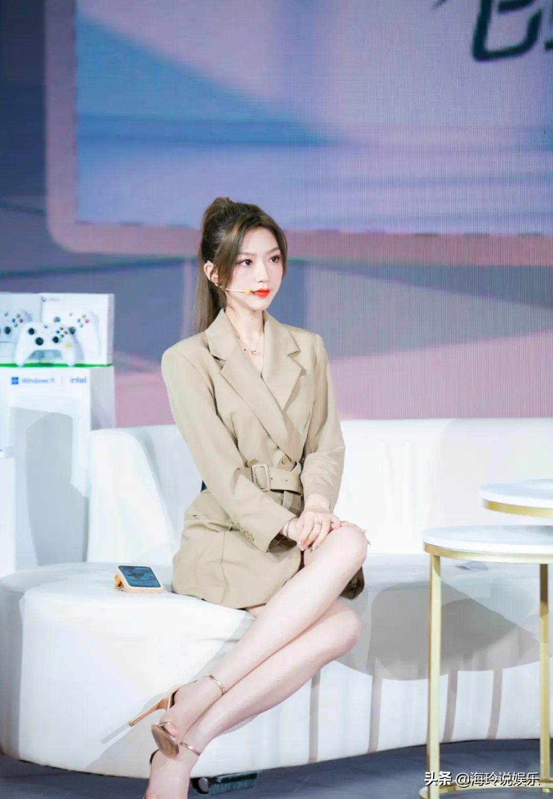 天云，美貌与智慧并存的KPL美女解说员
