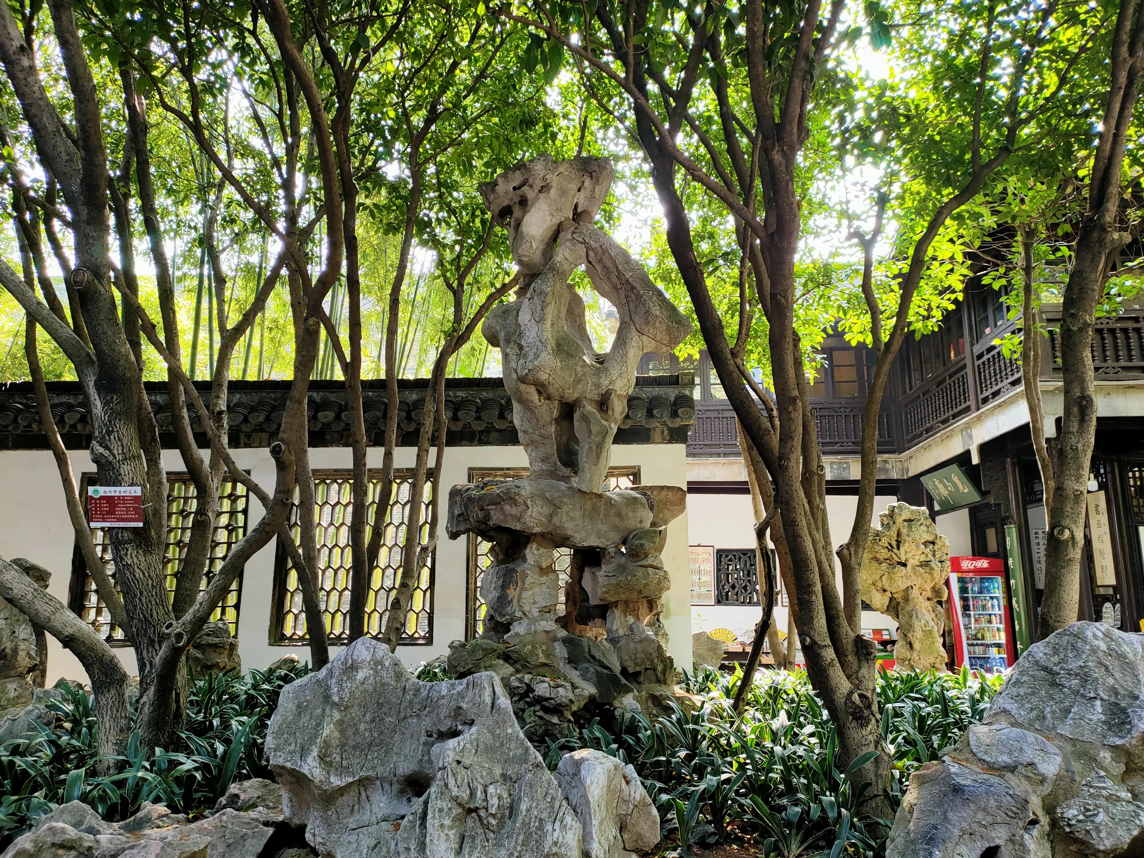 用形似十二生肖里的各种动物假山造型,体现出了春回大地,万物复苏的闹