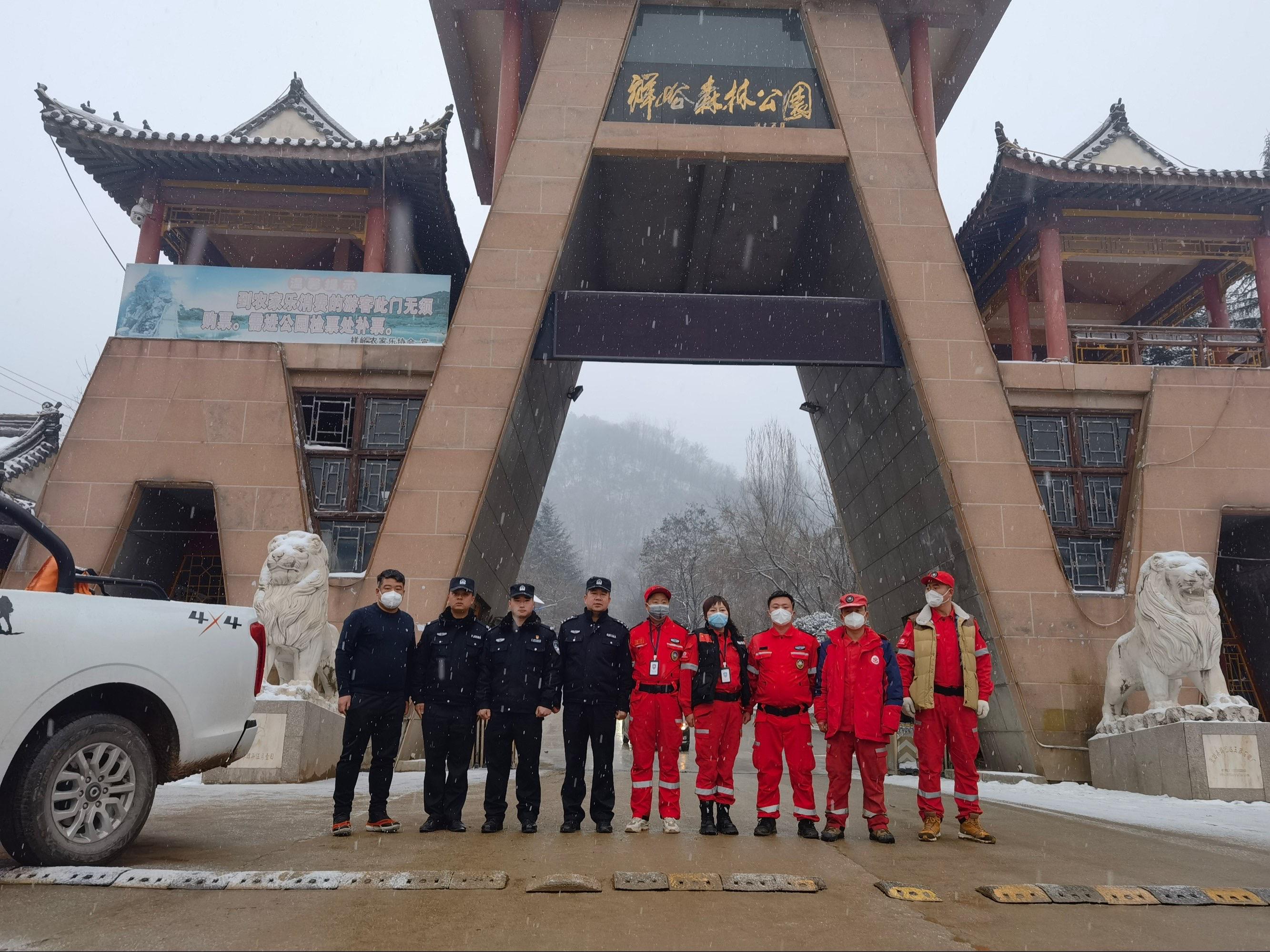 游客山中玩雪受伤被困，西安高新警方4小时成功营救
