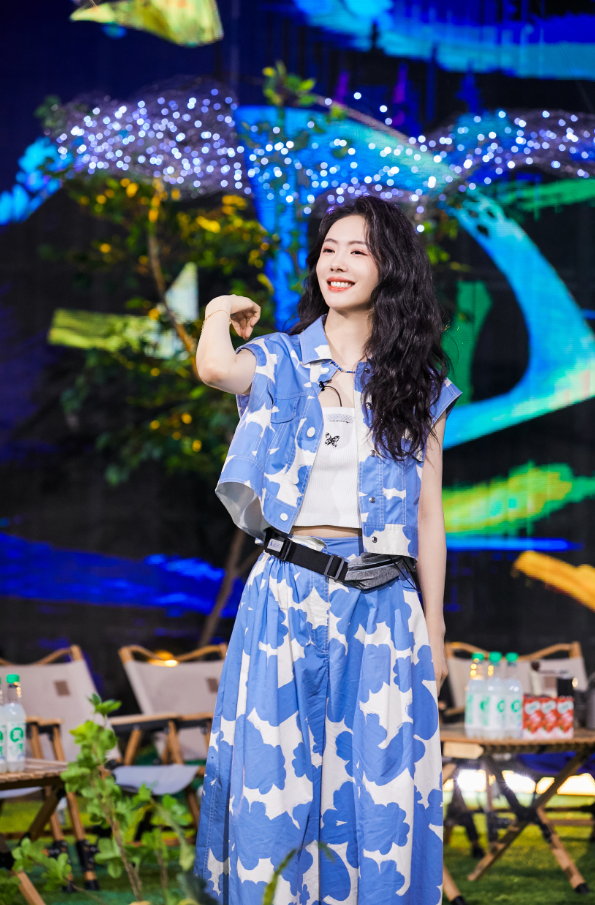 《你好星期六》露营，蔡文静把蓝天白云穿在了身上，清新凉爽