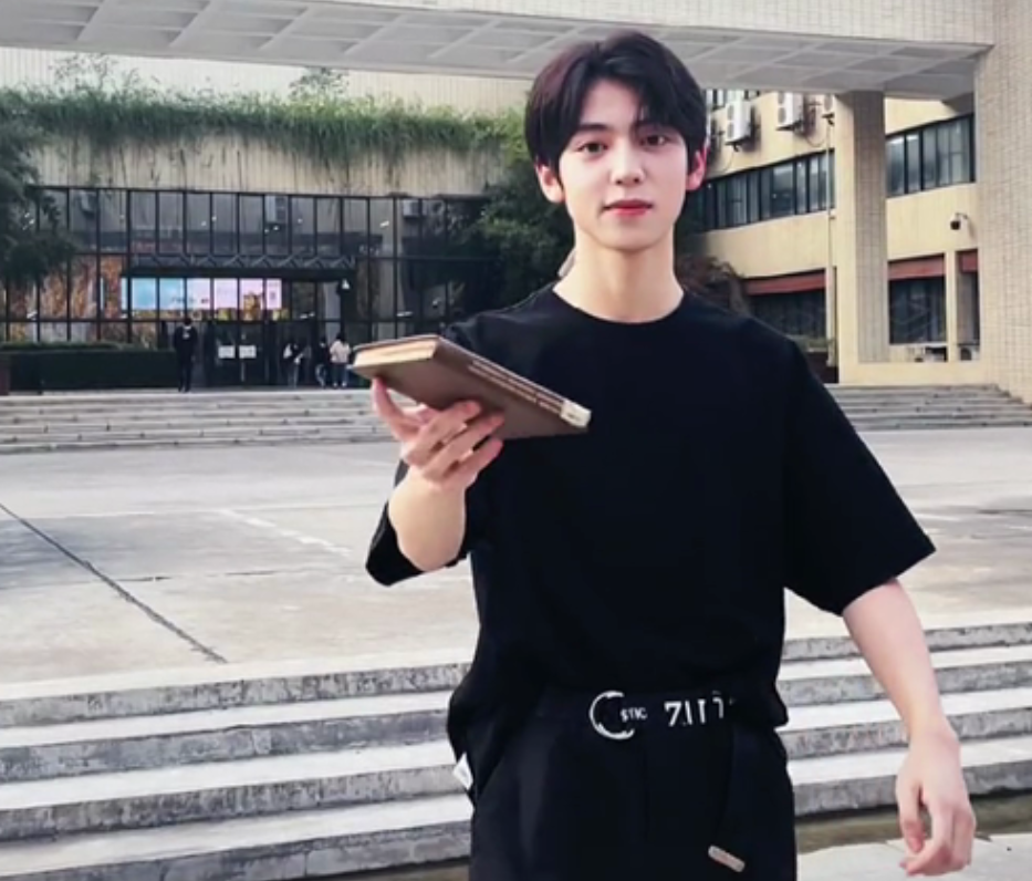 华中大拍摄宣传片，竟与武汉大学校草“撞脸”？本校男生酸成柠檬