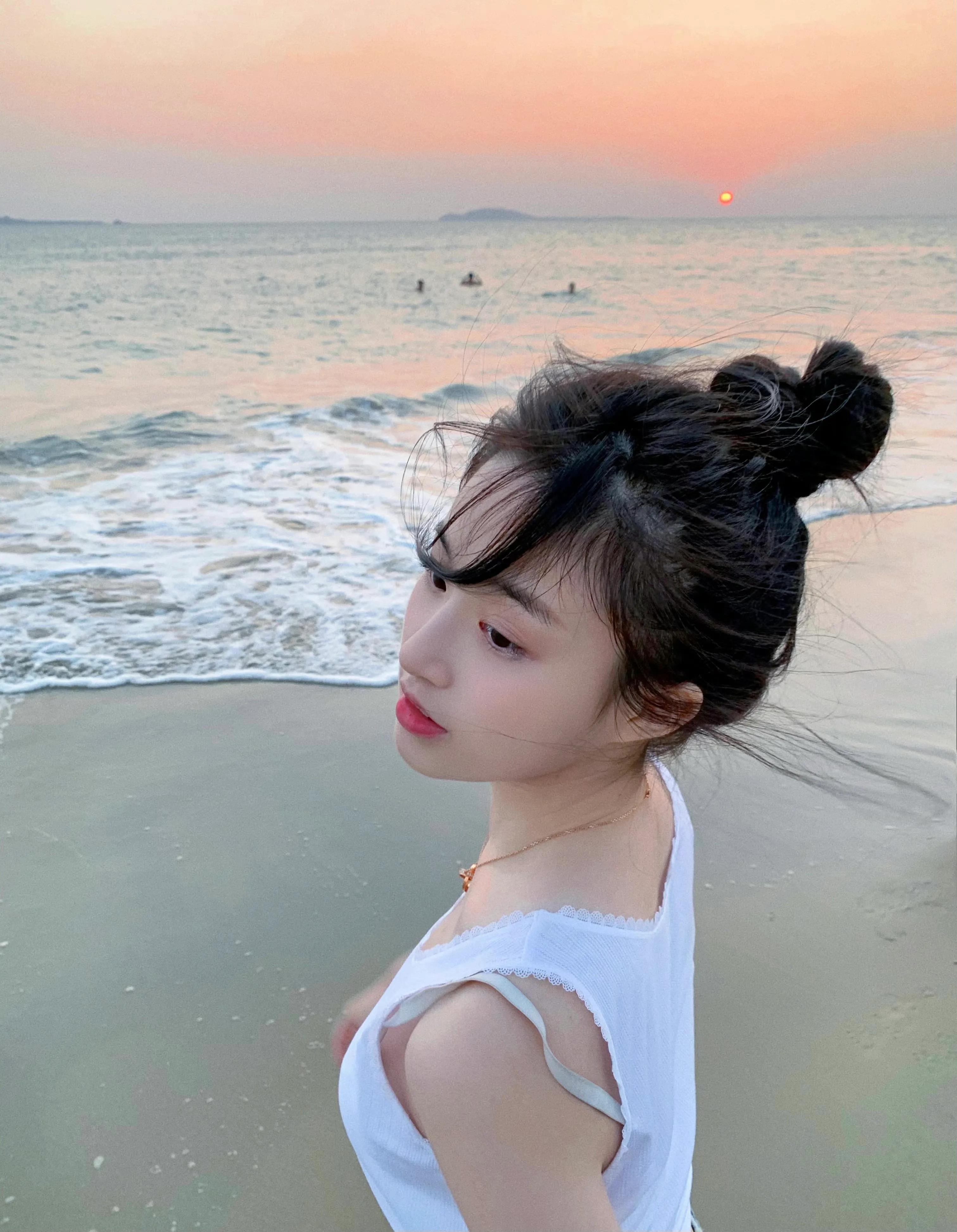 颜值控精选系列——甜妹爱笑的严屹南小姐姐海边随拍花絮