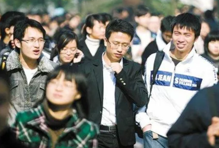 公务员或将迎改动，“考公”不是唯一道路，这3类学生可免试上岸