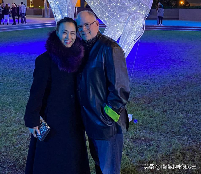 上海美女邬君梅：没孩子成丁克是遗憾，与继女亲密无间是模范继母