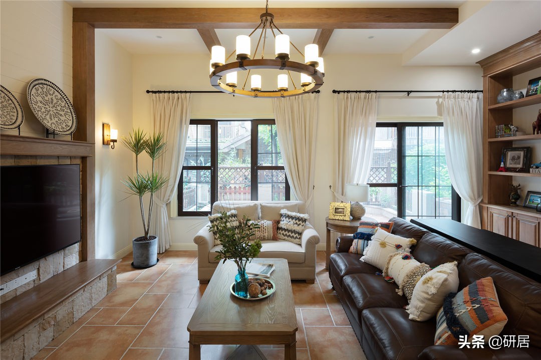 重庆夫妻把家装成田园乡村美式风格，室内绚烂、优雅又自然