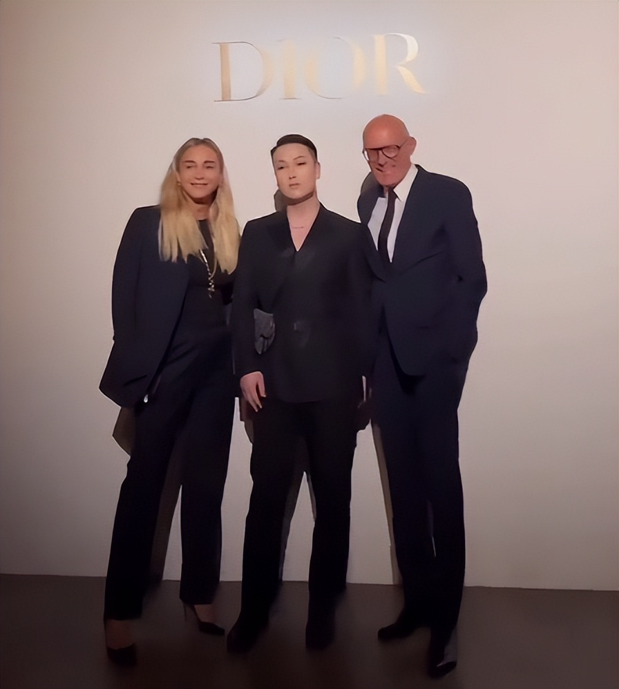 柏公子：雌雄难辨引争议，炫富出圈吸粉百万，背后老爷竟是秦奋？