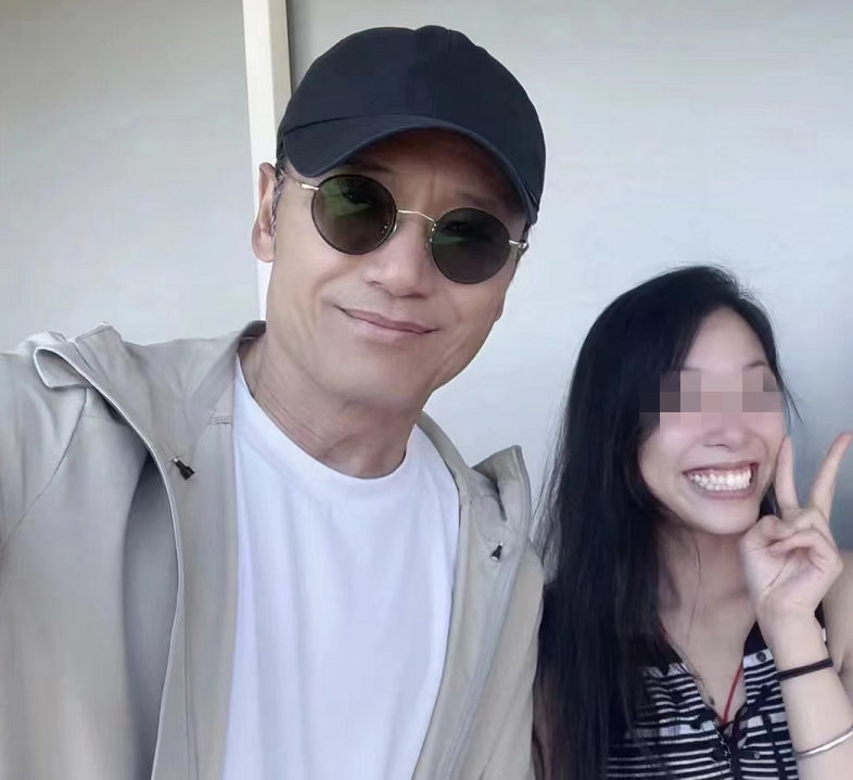 31岁已出道当艺人的苗彤街头与男友人打拳，穿背心身材出众