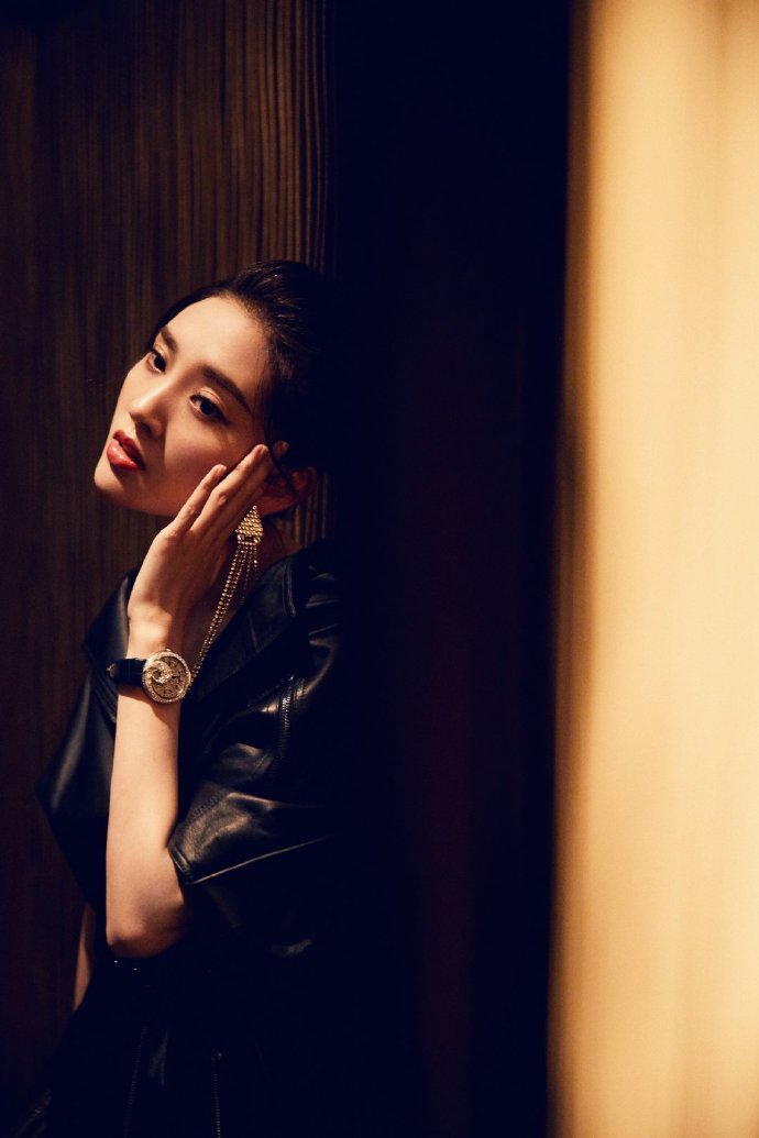 唐艺昕黑色皮质连衣裙配超长流苏耳环时尚写真