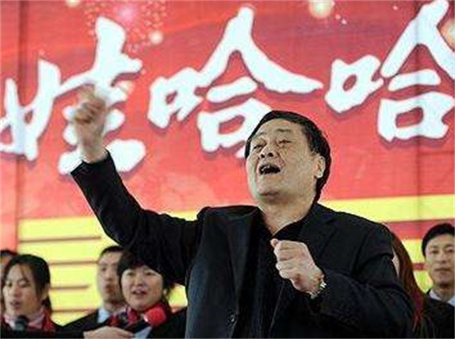 每年赚上亿利息，却穿廉价衣服舍不得坐飞机，首富请他吃饭都不去