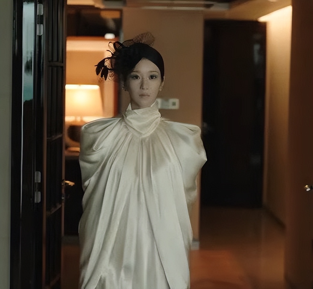 《安娜》秀智婚纱美翻，《夏娃》徐睿知这套被吐槽「像蚕蛹」