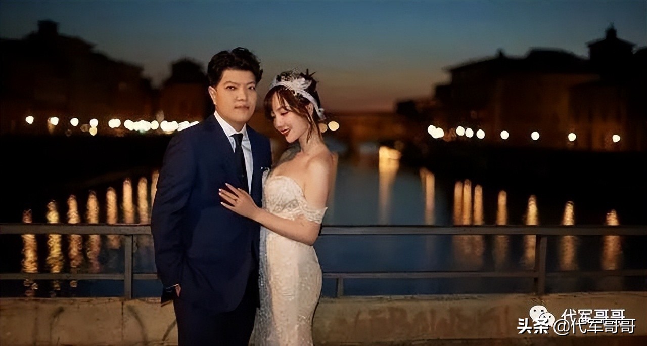 她22岁获选美冠军，嫁给富商生一子，如今35岁婚姻生活很幸福