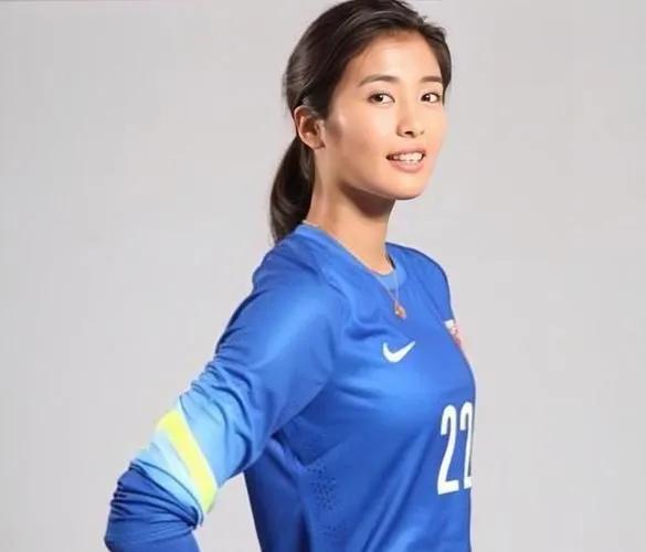 今年已经31岁的赵丽娜一直拥有中国女足"最美守门员"的头衔,她有长相