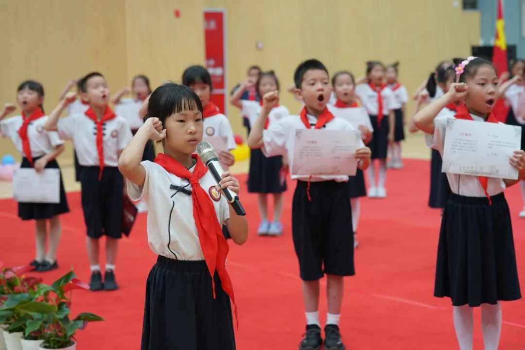 成都高新区朝阳小学举行2021级第一批新队员入队仪式