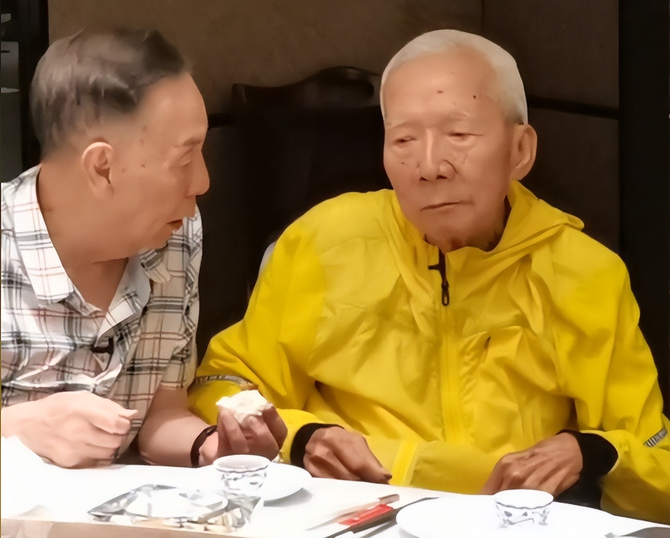 两位相声大师罕同框！85岁黄俊英精神好，87岁杨达坐轮椅行动不便