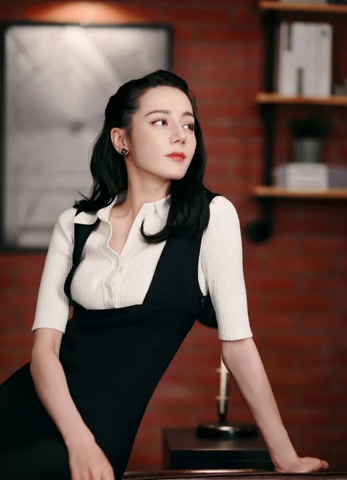 迪丽热巴身穿黑白套装美若天仙!雪肤玉貌魅力不可小觑