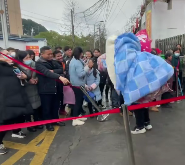 学校放假，校门口出现“勤俭持家”小能手，无奈中带着洒脱