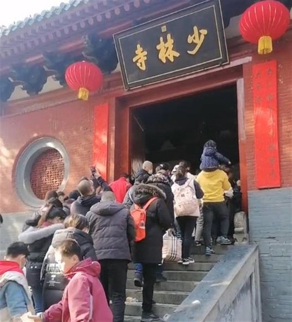 暴增！河南少林寺首次全国免票，堵车十几公里，游客无奈